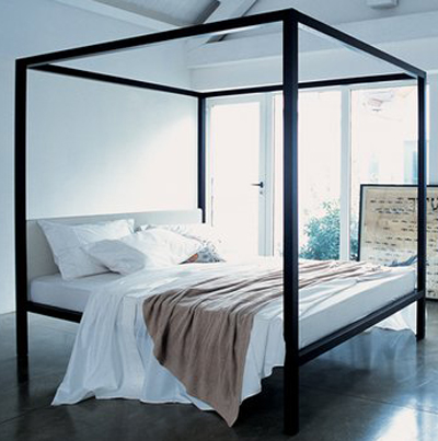 Zanotta Milleunanotte Four-poster bed with canopy.