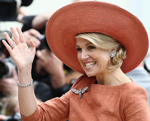 Queen Máxima of The Netherlands wearing a Fabienne Delvigne hat.