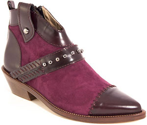 Sapataria do Carmo Boots Midseason violet boots with an avanguardist line: €230.