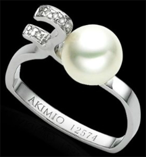 Akimio 14K white gold ring with diamonds and pearl: US$5,090.