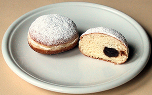 Berliner (doughnut) - Berliner Pfannkuchen. Photo: Rainer Zenz.