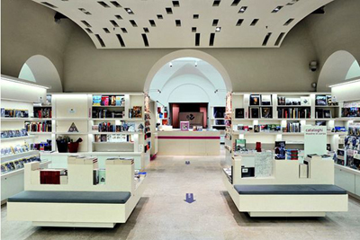 The Bookàbar Bookshop, via Milano 15/17, 00184 Roma, Italy.