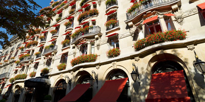 Hôtel Plaza Athénée, 25 avenue Montaigne, 75008 Paris, France.