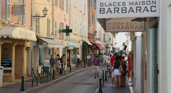 Shopping street in Saint-Tropez: Rue Général Allard.