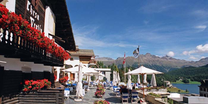 Restaurants and bars at Chesa Veglia: Patrizier Stuben, Pizzeria Heuboden, Grill Chadafö, Bar Carigiet & Polo Bar.