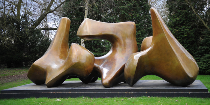 Henry Moore, three piece sculpture vertebrae (1968-1969).