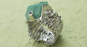 Unik Jewellery Studio Vertigo 'The emerald dew' ring.